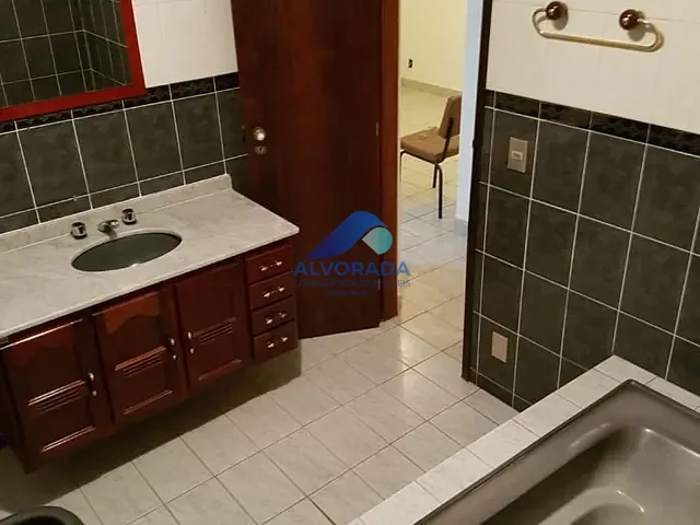 Sobrado com 250m² 4 quartos e 1 banheiro, à venda, no bairro Jardim das Indústrias em São José dos Campos