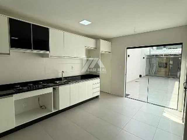 Sobrado 3 quartos e 4 banheiros, à venda, no bairro Boa Vista em Ponta Grossa