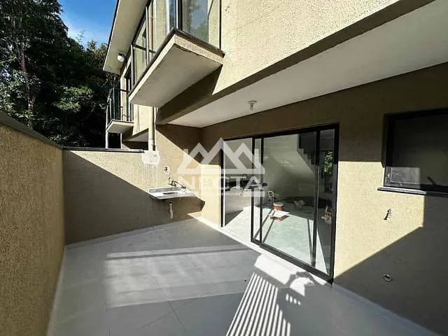 Sobrado com 100m² 2 quartos e 3 banheiros, à venda, no bairro Massaguaçu em Caraguatatuba