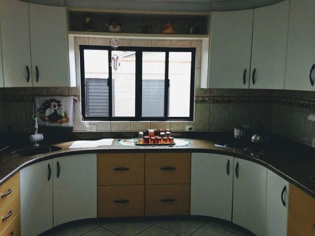 Sobrado com 680m² 4 quartos e 5 banheiros, à venda, no bairro Ariribá em Balneário Camboriú