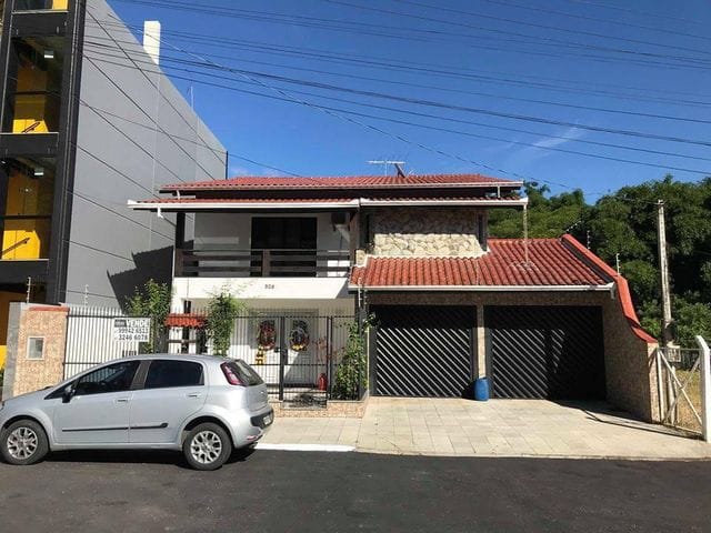 Sobrado com 680m² 4 quartos e 5 banheiros, à venda, no bairro Ariribá em Balneário Camboriú