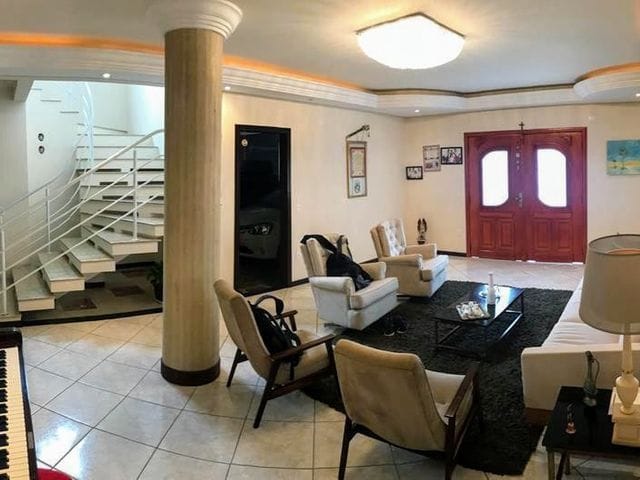 Sobrado com 680m² 4 quartos e 5 banheiros, à venda, no bairro Ariribá em Balneário Camboriú