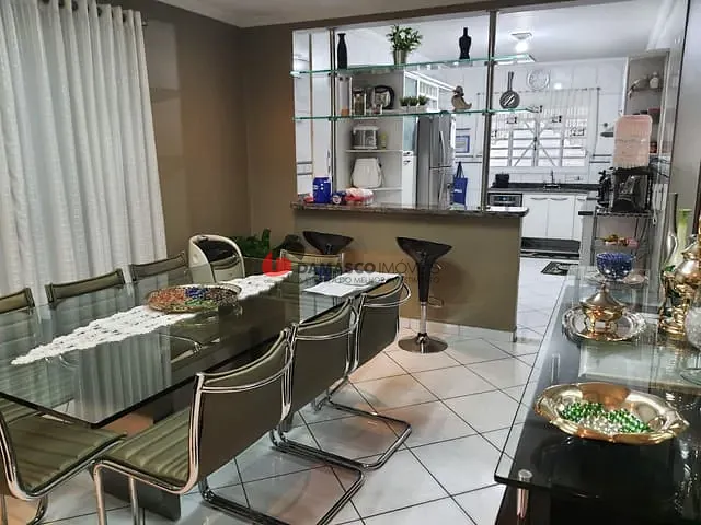 Sobrado com 360m², à venda, no bairro Parque Jaçatuba em Santo André