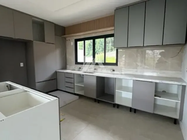 Sobrado 4 quartos e 5 banheiros, à venda, no bairro Colônia Dona Luíza em Ponta Grossa