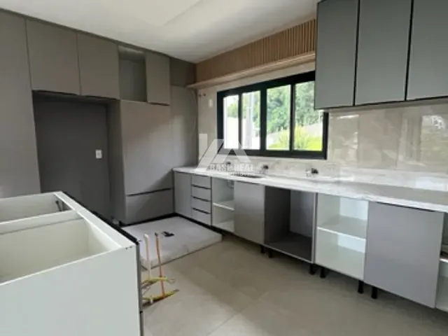 Sobrado 4 quartos e 5 banheiros, à venda, no bairro Colônia Dona Luíza em Ponta Grossa