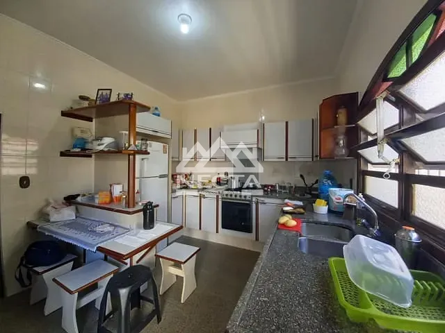 Sobrado com 273m² 4 quartos e 3 banheiros, à venda, no bairro Indaiá em Caraguatatuba