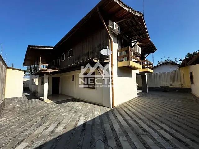 Sobrado com 450m² 4 quartos e 5 banheiros, à venda, no bairro Massaguaçu em Caraguatatuba
