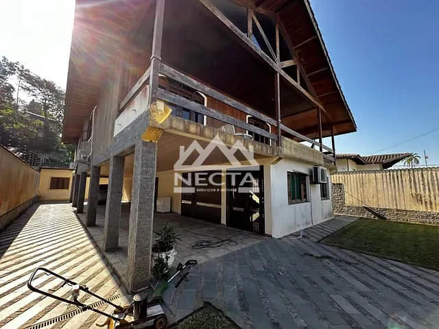 Sobrado com 450m² 4 quartos e 5 banheiros, à venda, no bairro Massaguaçu em Caraguatatuba
