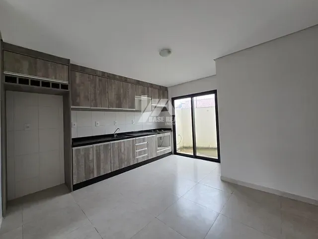 Sobrado com 90m² 3 quartos e 2 banheiros, à venda, no bairro Uvaranas em Ponta Grossa