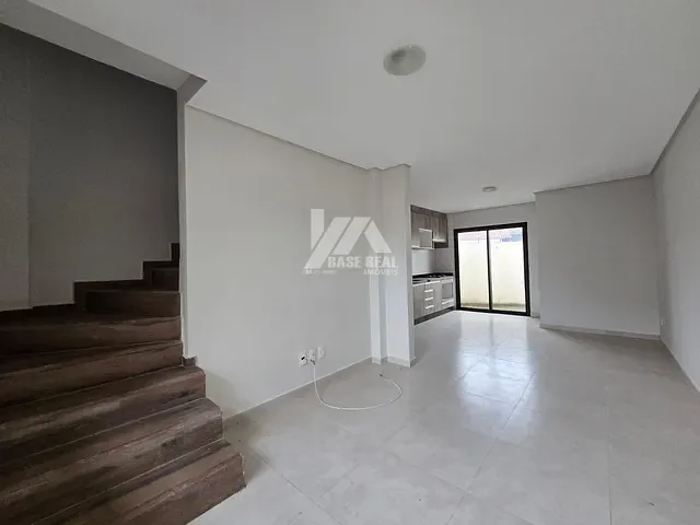 Sobrado com 90m² 3 quartos e 2 banheiros, à venda, no bairro Uvaranas em Ponta Grossa