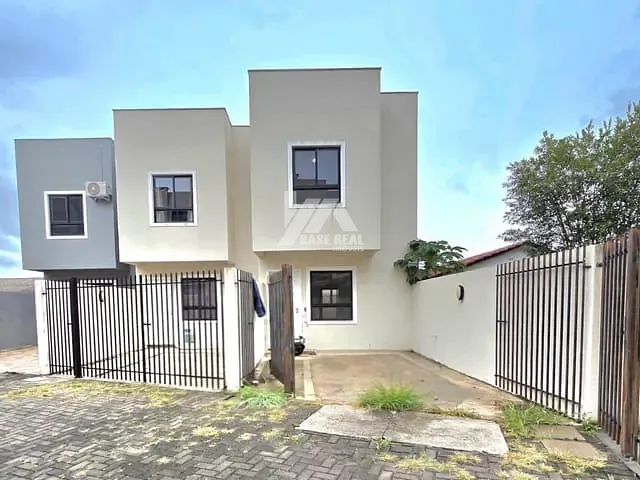 Sobrado com 90m² 2 quartos e 1 banheiro, à venda, no bairro Uvaranas em Ponta Grossa