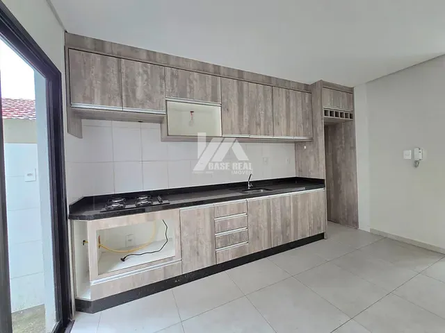 Sobrado com 90m² 2 quartos e 1 banheiro, à venda, no bairro Uvaranas em Ponta Grossa