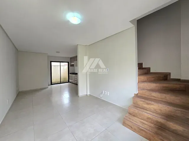 Sobrado com 90m² 2 quartos e 1 banheiro, à venda, no bairro Uvaranas em Ponta Grossa