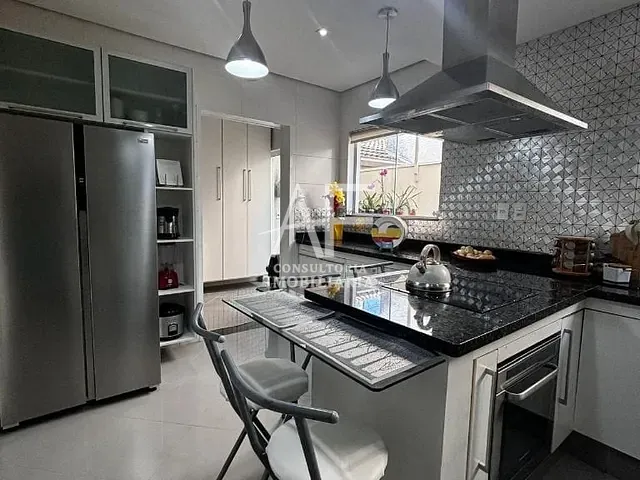 Sobrado com 250m², à venda, no bairro Caminho Novo em Taubaté