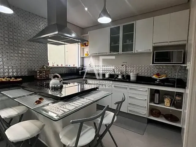Sobrado com 250m², à venda, no bairro Caminho Novo em Taubaté