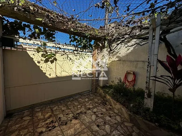 Sobrado com 150m² 4 quartos e 2 banheiros, à venda, no bairro Jardim Arua em Caraguatatuba