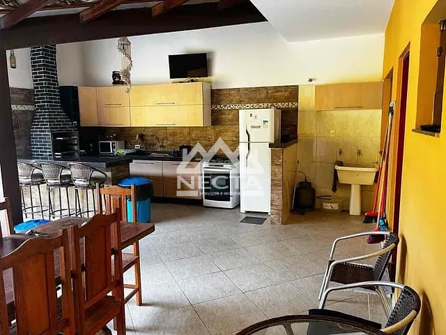 Sobrado com 250m² 3 quartos e 2 banheiros, à venda, no bairro Martim de Sá em Caraguatatuba