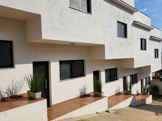 Sobrado 2 quartos e 2 banheiros, à venda, no bairro Jardins em Bragança Paulista