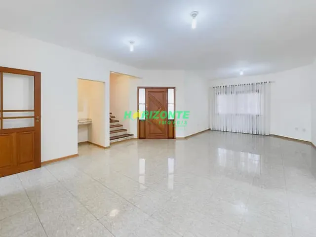 Casa com 300m² 4 quartos e 3 banheiros, para alugar, no bairro Urbanova em São José dos Campos