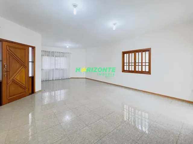 Casa com 300m² 4 quartos e 3 banheiros, para alugar, no bairro Urbanova em São José dos Campos