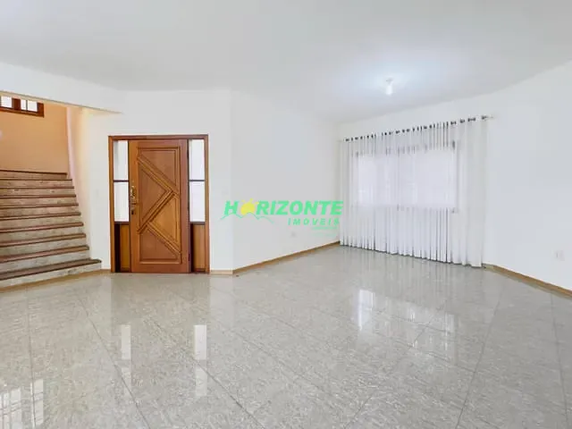 Casa com 300m² 4 quartos e 3 banheiros, para alugar, no bairro Urbanova em São José dos Campos