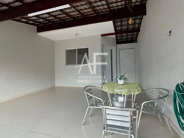 Sobrado 3 quartos e 2 banheiros, à venda, no bairro Parque Arco Íris em Taubaté