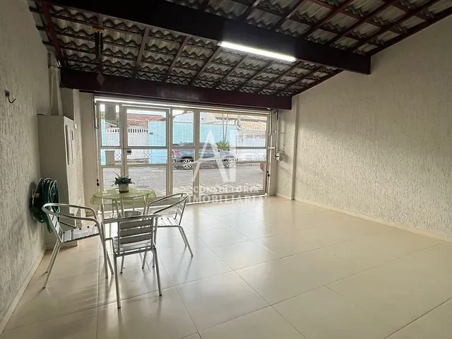 Sobrado 3 quartos e 2 banheiros, à venda, no bairro Parque Arco Íris em Taubaté