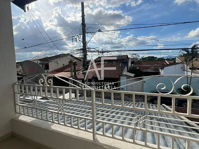 Sobrado 3 quartos e 2 banheiros, à venda, no bairro Parque Arco Íris em Taubaté