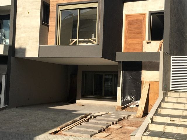 Sobrado com 266m² 3 quartos e 5 banheiros, à venda, no bairro Uberaba em Curitiba