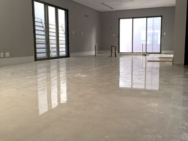 Sobrado com 266m² 3 quartos e 5 banheiros, à venda, no bairro Uberaba em Curitiba