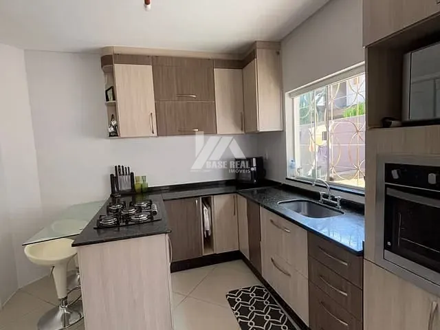 Sobrado com 360m² 2 quartos e 2 banheiros, à venda, no bairro Uvaranas em Ponta Grossa