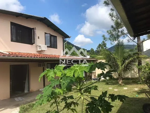 Sobrado com 516m² 4 quartos e 3 banheiros, à venda, no bairro Capricórnio II em Caraguatatuba