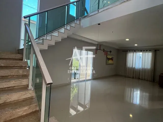 Sobrado com 300m² 4 quartos e 5 banheiros, para alugar, no bairro Piracangaguá em Taubaté