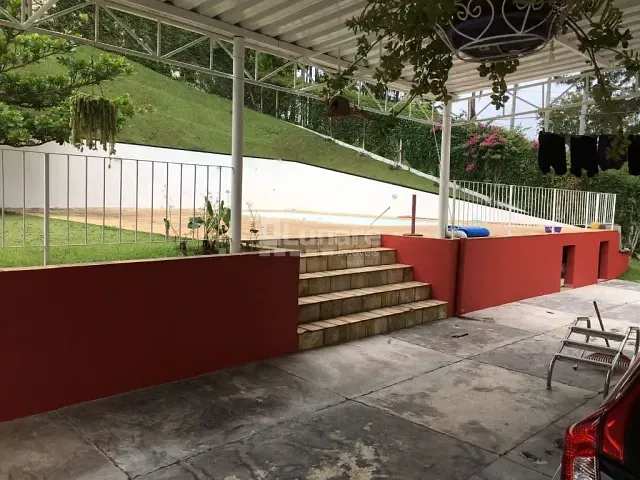 Sobrado com 1100m² 4 quartos e 4 banheiros, à venda, no bairro Centro em Guararema