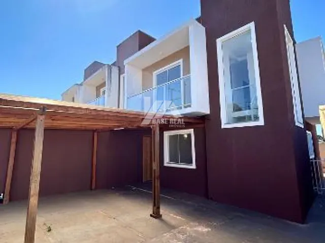Sobrado 3 quartos e 2 banheiros, à venda, no bairro Uvaranas em Ponta Grossa
