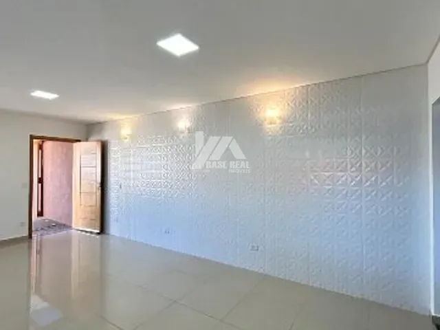 Sobrado 3 quartos e 2 banheiros, à venda, no bairro Uvaranas em Ponta Grossa
