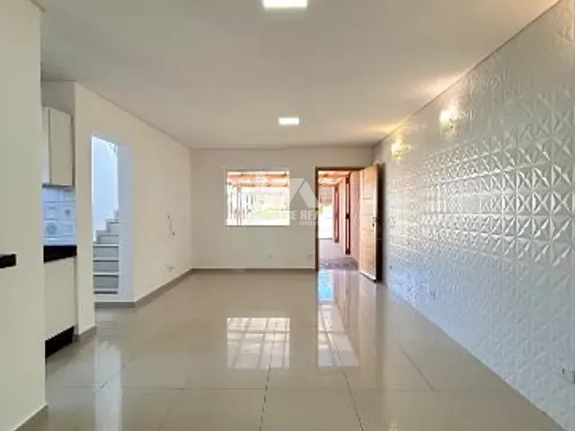 Sobrado 3 quartos e 2 banheiros, à venda, no bairro Uvaranas em Ponta Grossa