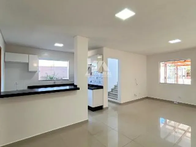 Sobrado 3 quartos e 2 banheiros, à venda, no bairro Uvaranas em Ponta Grossa