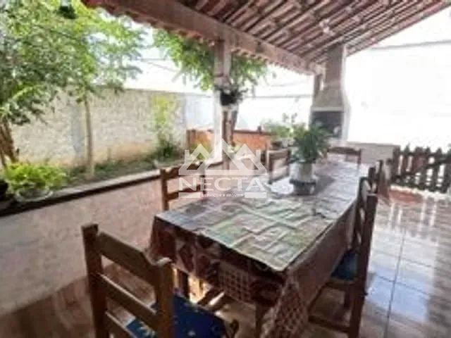 Sobrado com 300m² 3 quartos e 2 banheiros, à venda, no bairro Jardim Tarumãs em Caraguatatuba