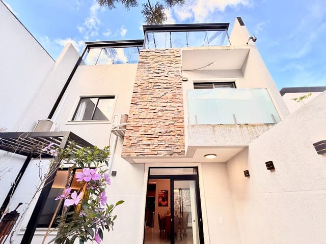 Sobrado com 119m² 3 quartos e 2 banheiros, à venda, no bairro Santa Felicidade em Curitiba