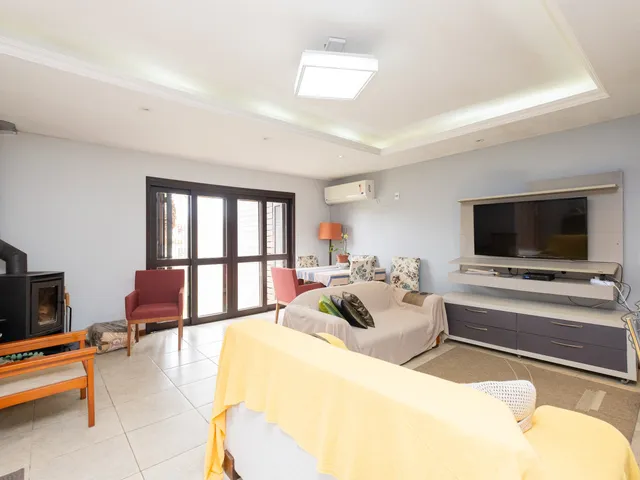 Sobrado à venda no Santo Antônio, Laranjal, em Pelotas! Duas residências, piscina, suíte com closet e amplo pátio em localização privilegiada. Confira!