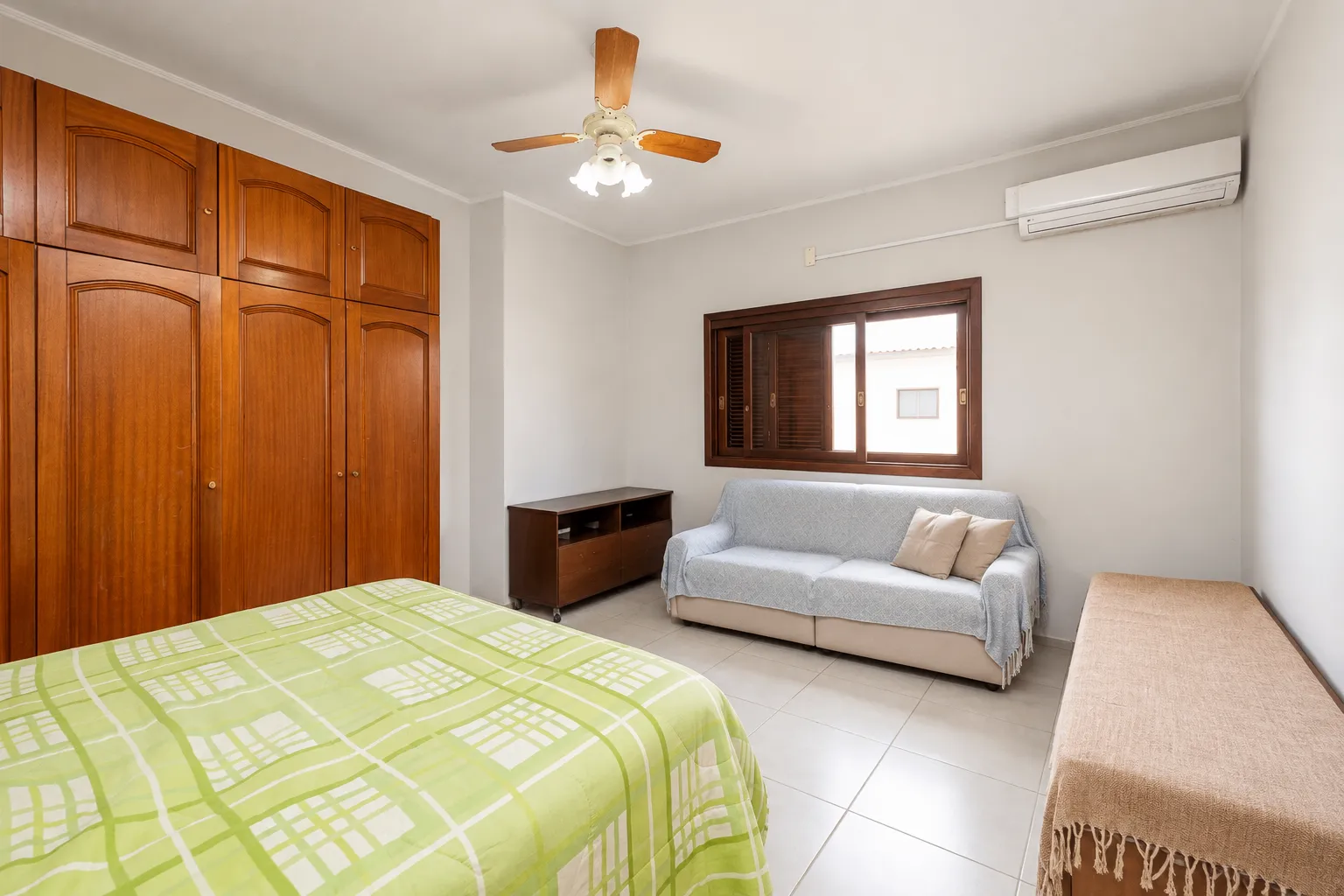 Sobrado à venda no Santo Antônio, Laranjal, em Pelotas! Duas residências, piscina, suíte com closet e amplo pátio em localização privilegiada. Confira! - 16