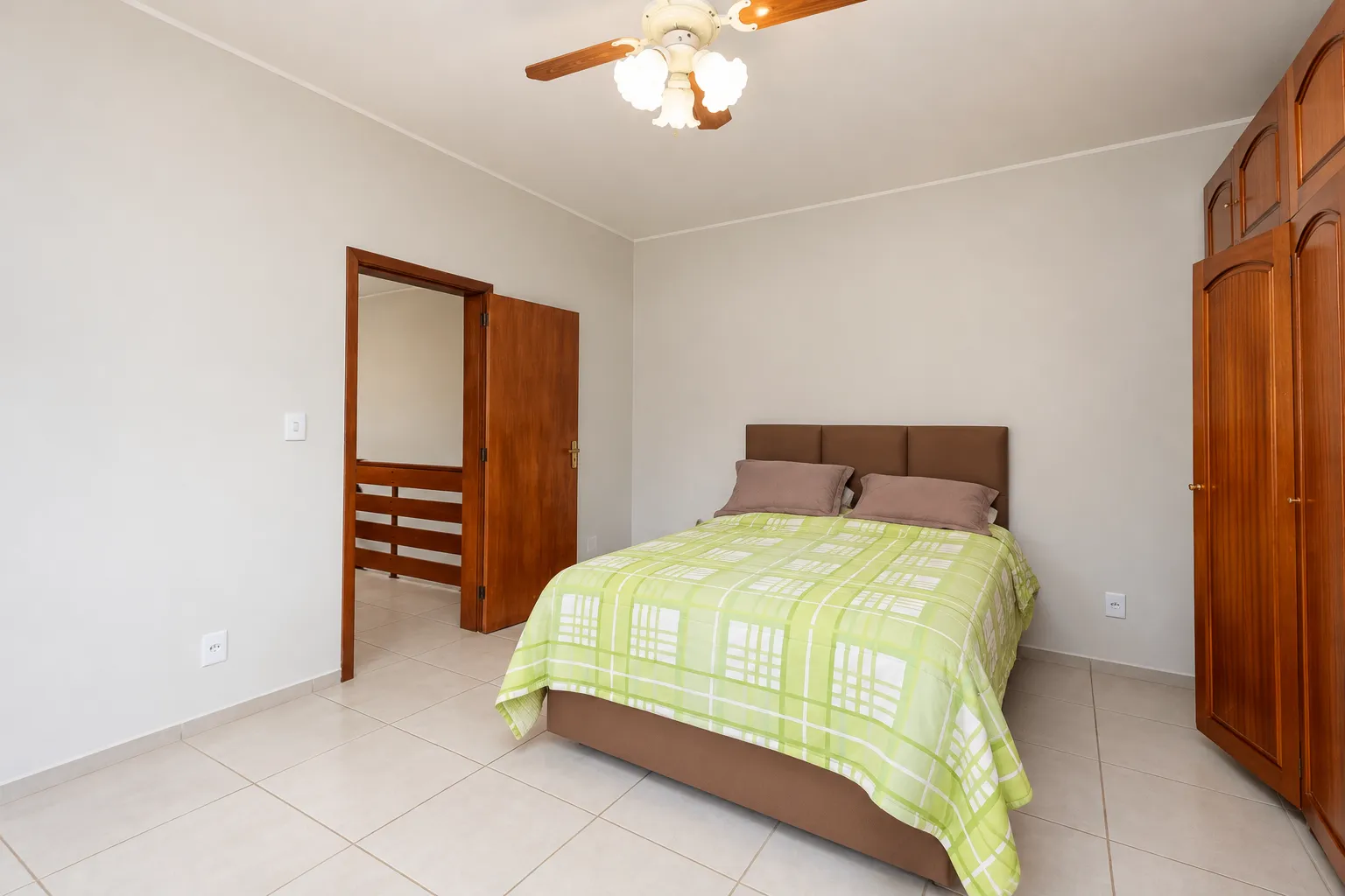 Sobrado à venda no Santo Antônio, Laranjal, em Pelotas! Duas residências, piscina, suíte com closet e amplo pátio em localização privilegiada. Confira! - 17