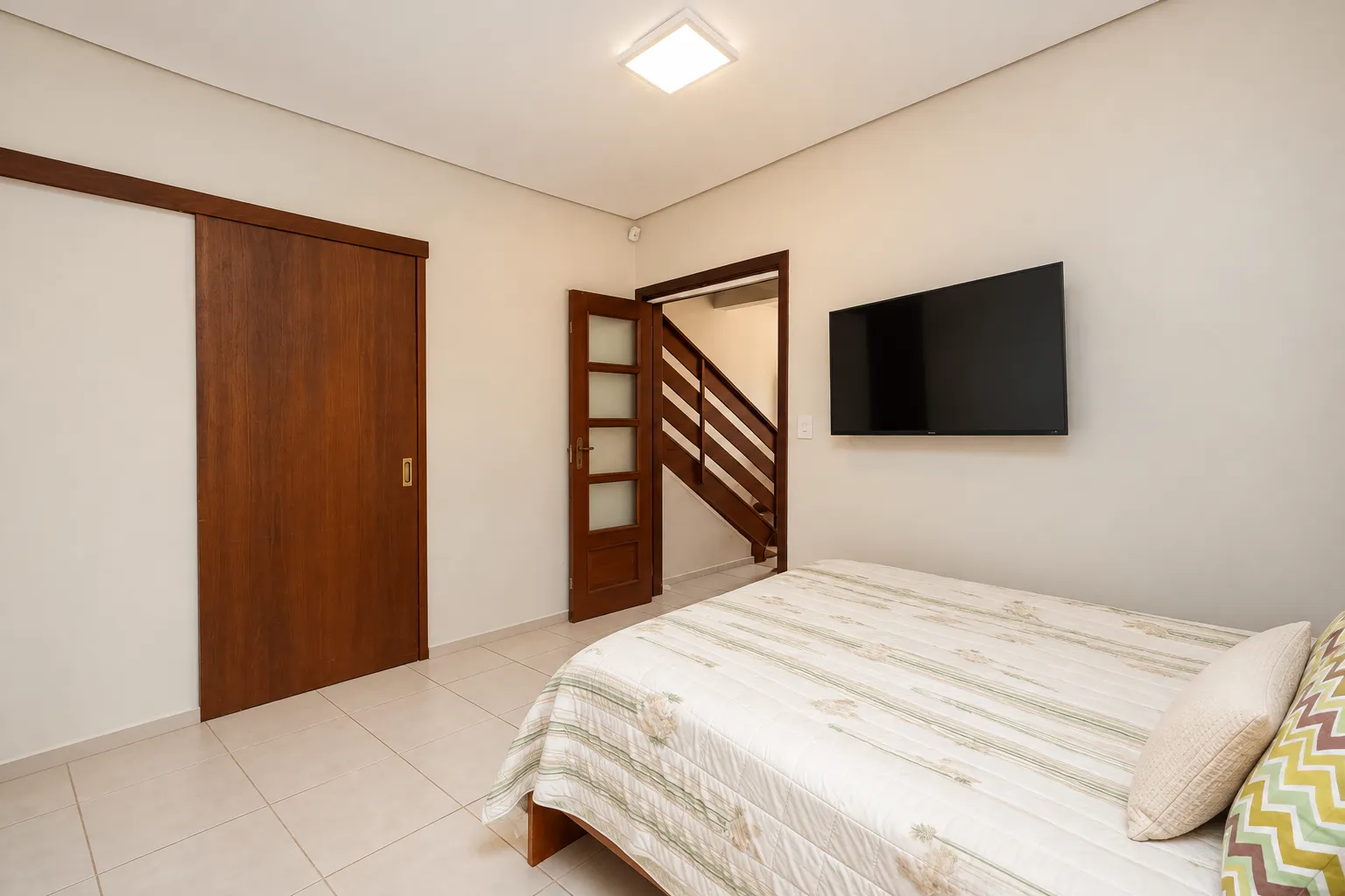 Sobrado à venda no Santo Antônio, Laranjal, em Pelotas! Duas residências, piscina, suíte com closet e amplo pátio em localização privilegiada. Confira! - 19