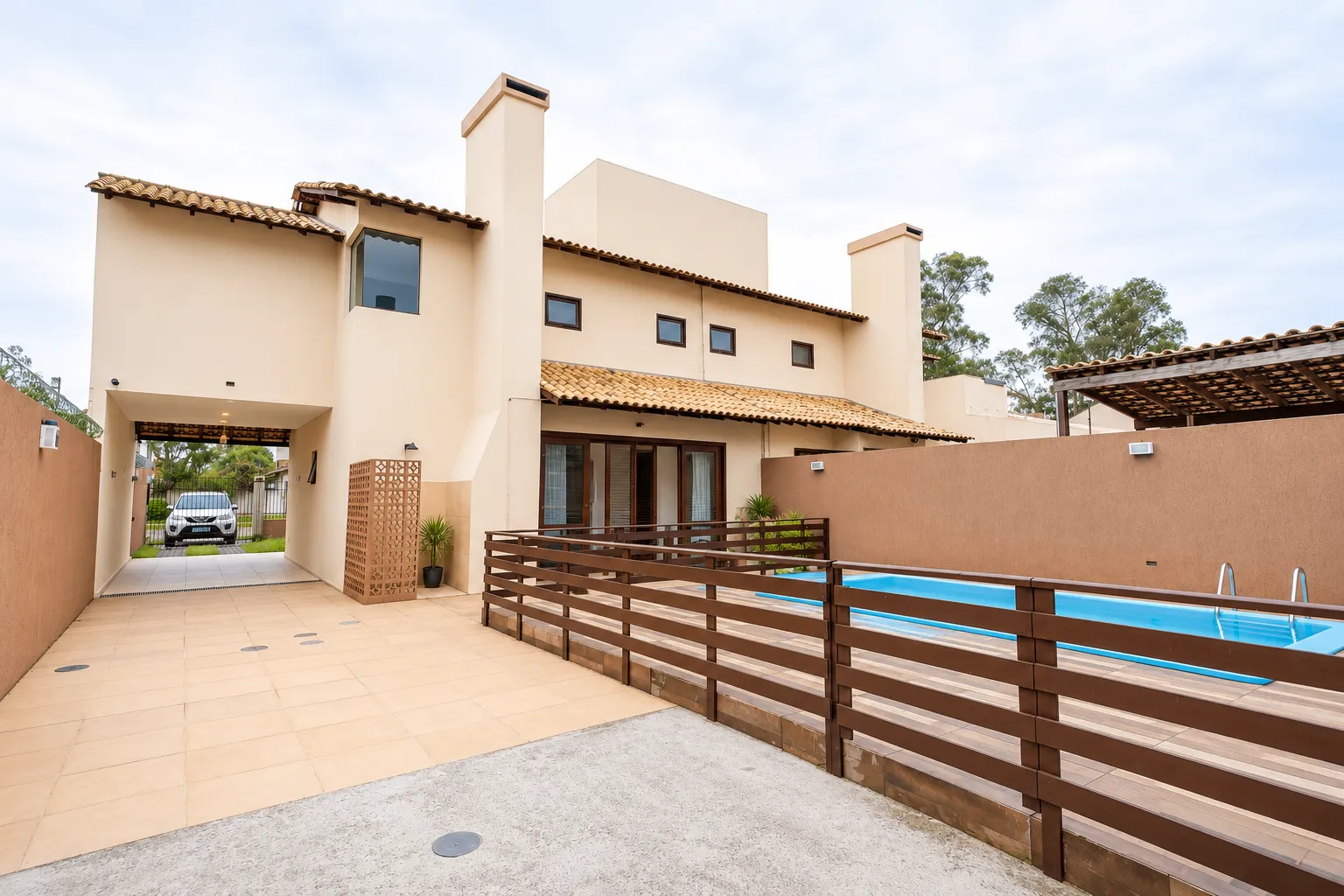Sobrado à venda no Santo Antônio, Laranjal, em Pelotas! Duas residências, piscina, suíte com closet e amplo pátio em localização privilegiada. Confira! - 26