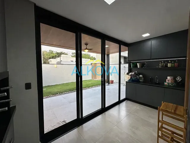 Sobrado com 200m² 4 quartos e 4 banheiros, à venda, no bairro Jardim Jacinto em Jacareí