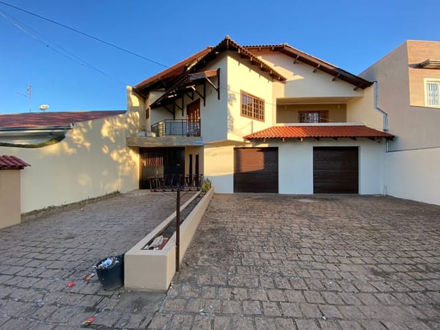 Sobrado para locação com 5 quartos, cozinha com armários, churrasqueira e garagem para 4 carros - 300m² - Oficinas, Ponta Grossa, PR