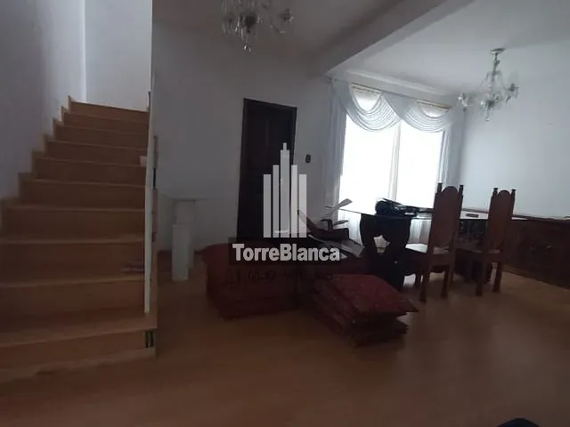 Sobrado com 315m² 6 quartos e 2 banheiros, à venda, no bairro Centro em Ponta Grossa