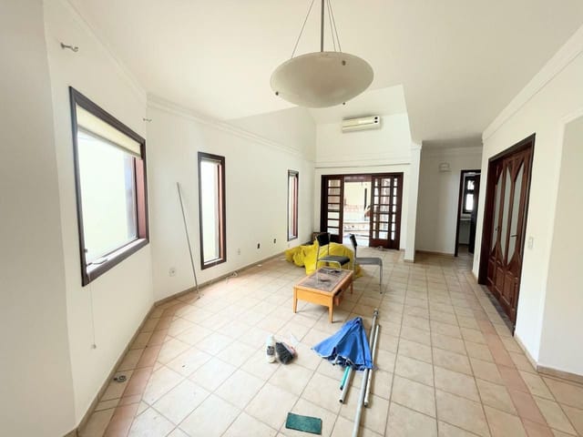 Sobrado com 360m² 3 quartos e 4 banheiros, para alugar, no bairro Jardim das Colinas em São José dos Campos
