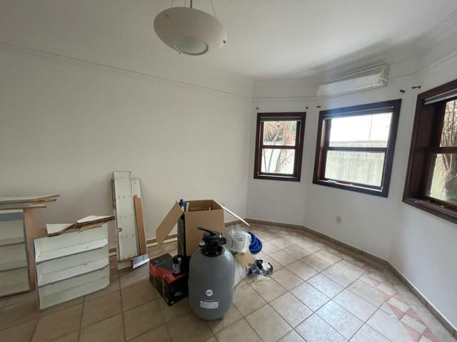Sobrado com 360m² 3 quartos e 4 banheiros, para alugar, no bairro Jardim das Colinas em São José dos Campos